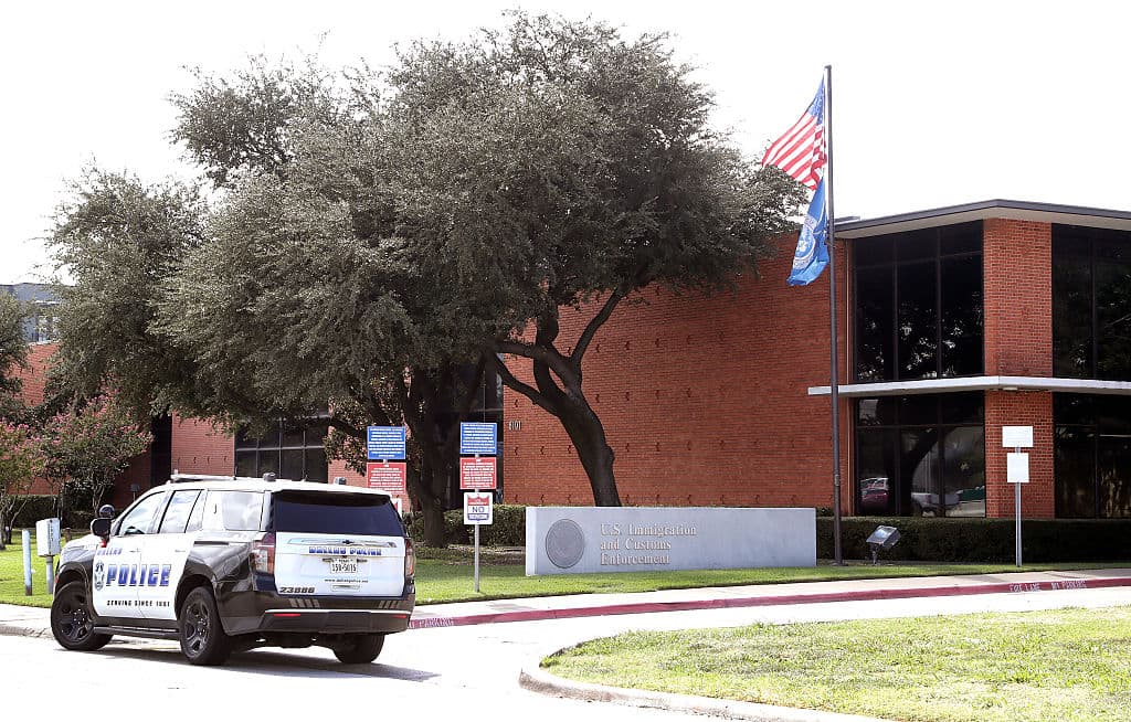 El tiroteo en el centro de ICE en Dallas revela los niveles de seguridad dispares en esas instalaciones