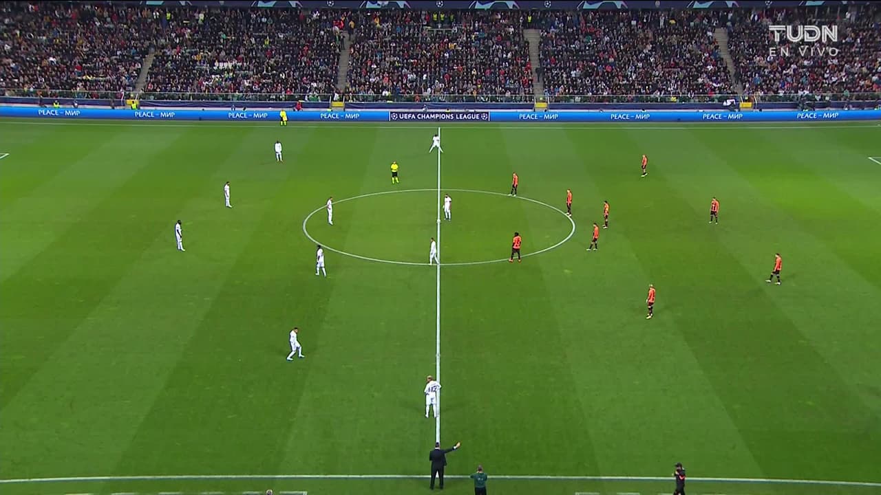 Arranca el partido y la pelota está en juego.