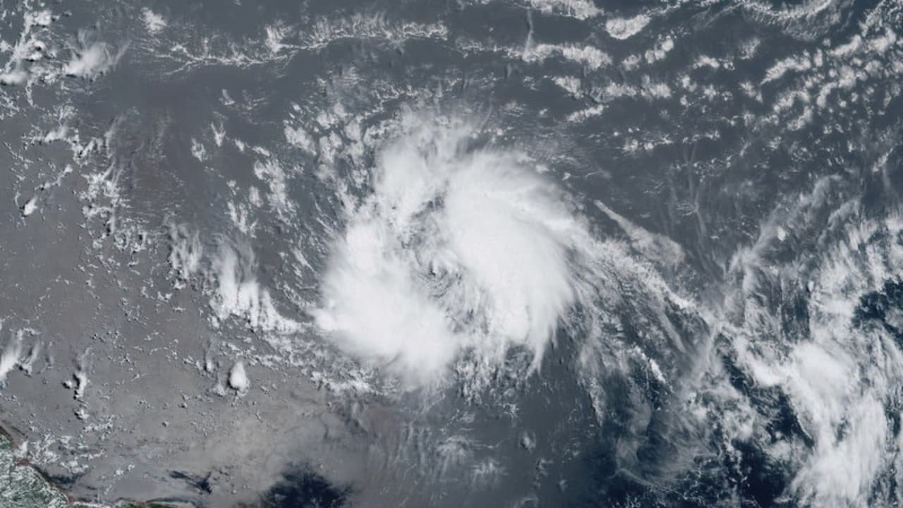 Monitorean disturbio en el Atlántico, a 40 días de la temporada de huracanes