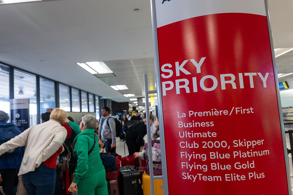 Los datos más recientes muestran un impacto significativo en las operaciones del aeropuerto: el lunes se registraron 364 vuelos retrasados y 160 cancelaciones, mientras que el martes ya se contabilizaban más de 30 retrasos y al menos 12 cancelaciones. Según datos de Cirium, una empresa de análisis de aviación, desde el 26 de abril se han cancelado un promedio de 39 vuelos diarios, en comparación con solo 4 cancelaciones diarias durante abril. La puntualidad también se ha visto afectada, cayendo del 80% a solo el 63%, ubicando a Newark en la primera posición mundial en términos de retrasos y cancelaciones.