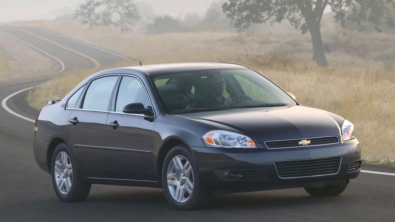 <h3 class="cms-h3-H3">14. Chevrolet Impala Limited</h3>
<br>Los conductores de esta versión hecha solo para flotillas del sedán familiar de Chevrolet conducen en promedio un total de 15,770 millas anuales con sus sedanes. Cuando Chevrolet presentó la actual generación del Impala, continuó construyendo una versión de la generación anterior solo para satisfacer la demanda de las compañías de alquiler de vehículos y otros administradores de flotillas comerciales, por lo que no debe sorprender a nadie que estas compañías quieran sacar el máximo provecho a su inversión.
<br>
<br>El Impala Limited dejó de ser construido en mayo de 2016.