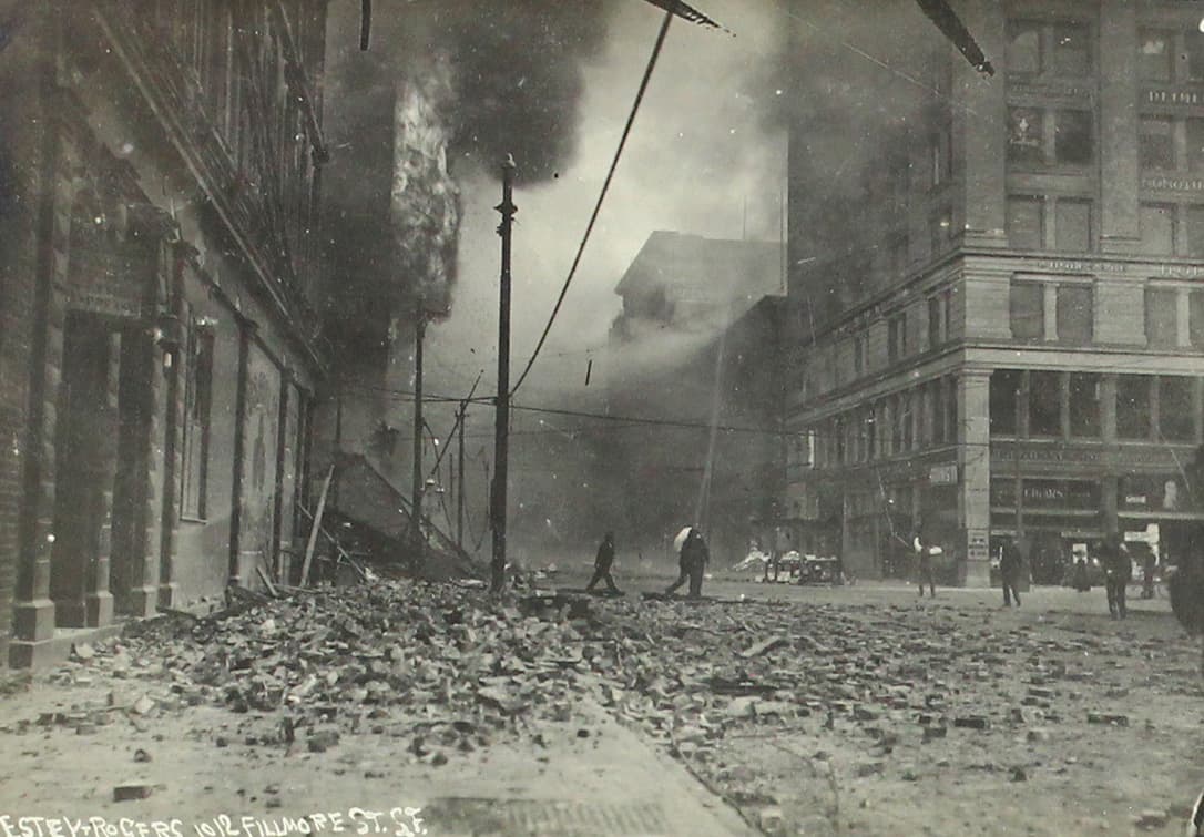 El terremoto, considerado una de las catástrofes más grandes en la historia de California, dejó un saldo de 400 millones de dólares en daños materiales de la época (aproximadamente 10,000 millones en la actualidad).