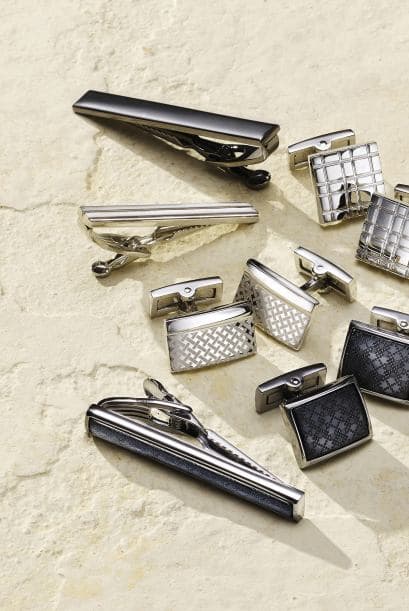 <b>5. Mancuernillas.</b> Este fue un regalo de su esposa Mily: "Tienen un pequeño búho. Mi esposa los consiguió en Bergdorf Goodman para mí. Creo que fue para el Día del Padre y siempre los tengo en mi mochila. Creo que son geniales y muy agradables, y cada vez que los uso, la gente hace comentarios sobre ellos".