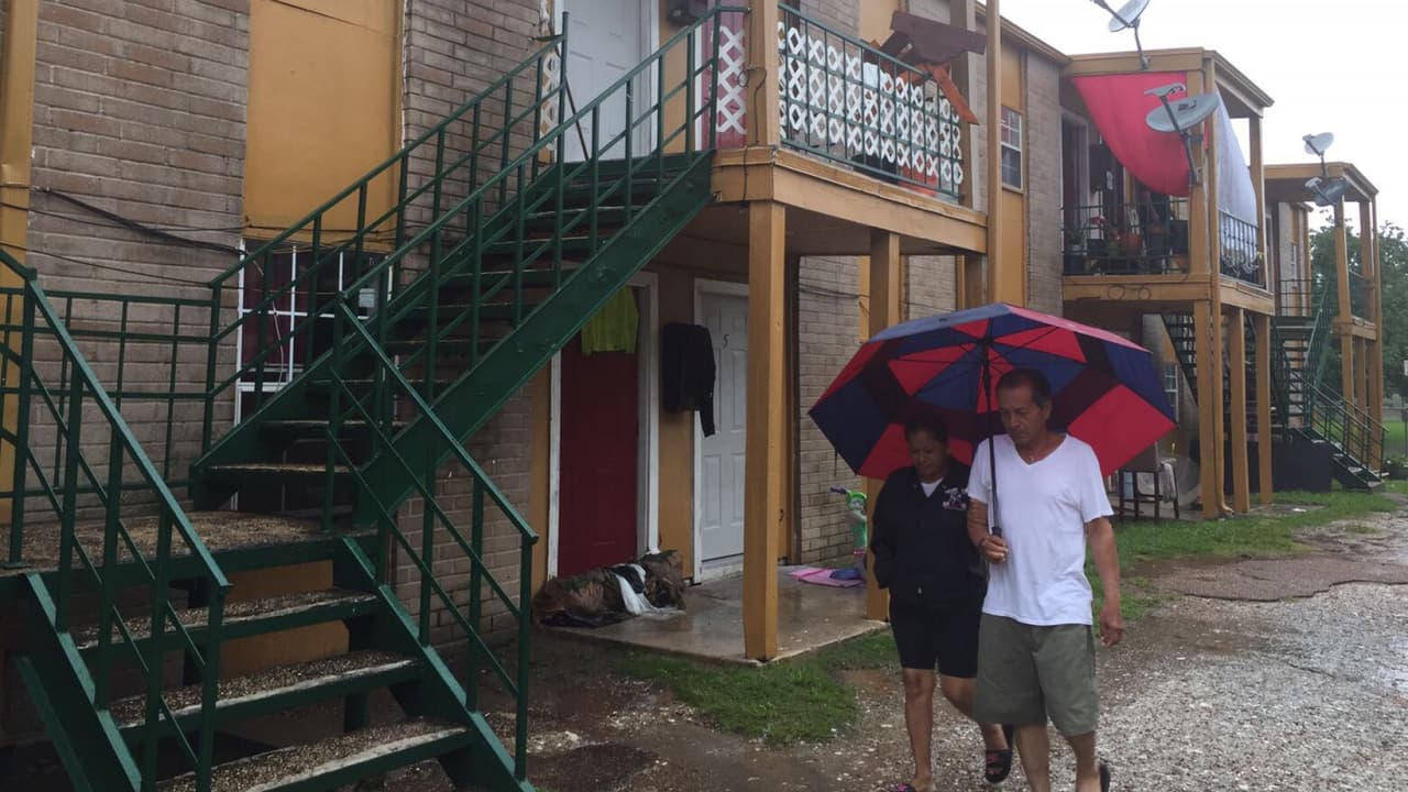 El impacto de Harvey en un barrio hispano: llamadas sin respuesta al 911 y una indocumentada con un grillete dañado por el agua
