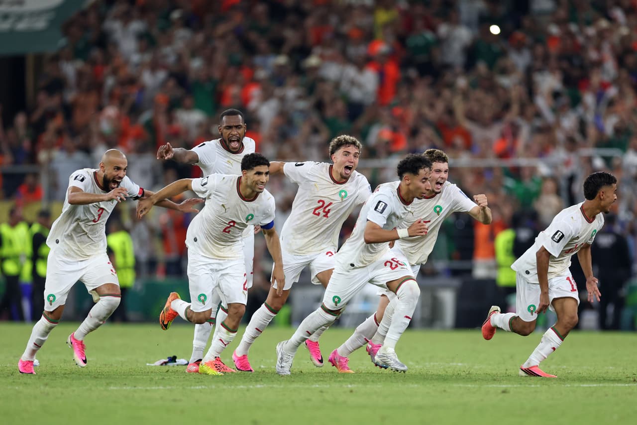 El equipo de Marruecos comienza a celebrar tras ganar en la tanda de penales el partido de dieciseisavos de final de la Copa del Mundo entre los Países Bajos y Marruecos, en Guadalupe, cerca de Monterrey, México, el lunes 29 de junio de 2026.