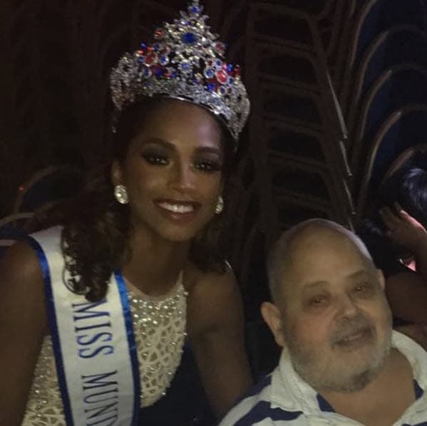 De México se fue a Italia y al poco tiempo a España. En 1988 regresa a su país natal para encargarse del vestuario del certamen Miss República Dominicana, lo cual lo llevó a obtener varios reconocimientos en concursos internacionales como Miss Universo, Miss Mundo, entre otros.