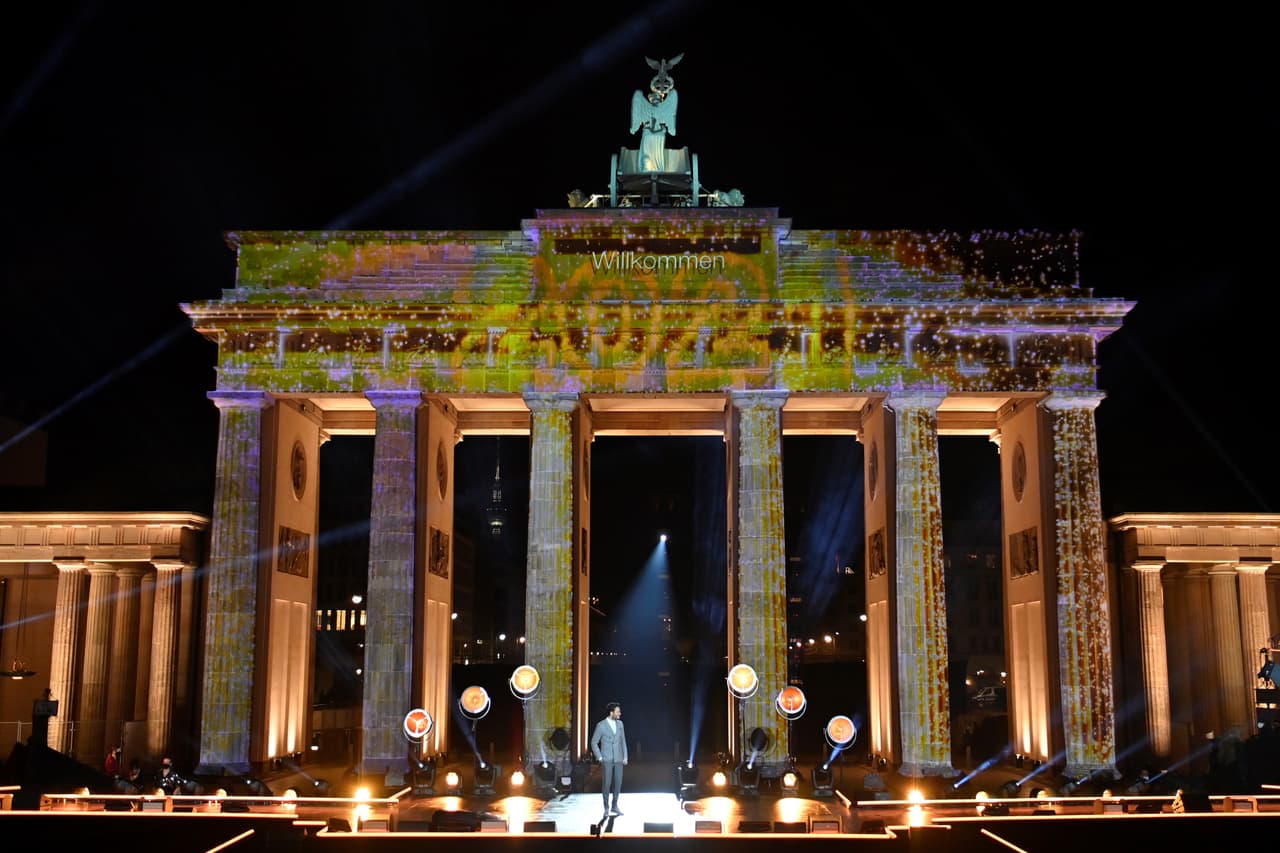 Diversos artistas suben al escenario después de que los fuegos artificiales estallaran sobre la histórica Puerta de Brandeburgo de Berlín para marcar el comienzo del año nuevo durante un concierto 'Willkommen 2021' (Bienvenido 2021) el 1 de enero de 2021.