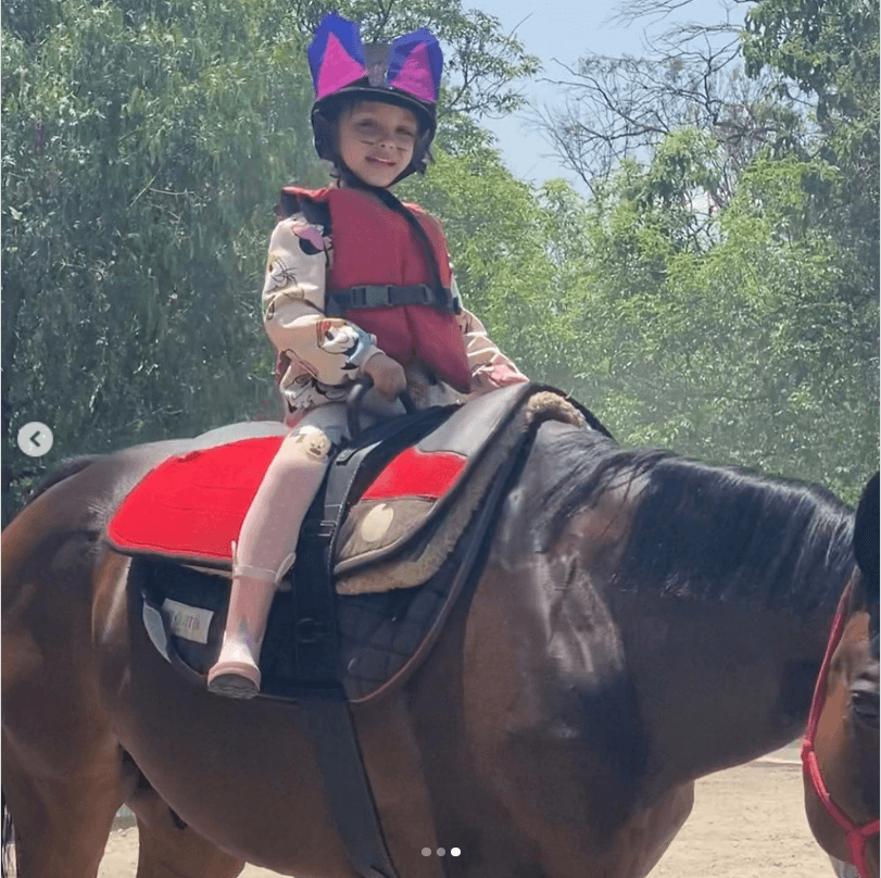 En una publicación, Bella colgó 3 fotos montando a caballo y, debajo de estas, declaró que es su “nuevo deporte favorito”.