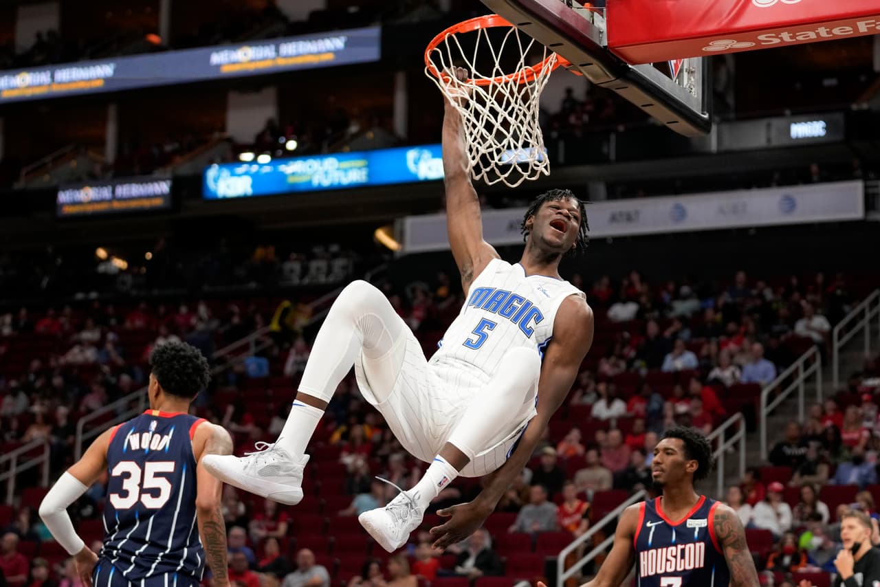 Mo Bamba (5) de los Magic de Orlando celebra luego de anotar dos puntos para su equipo.