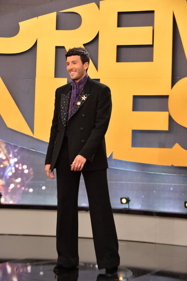 <b>Sebastián Yatra</b> eligió un smoking negro que combinó con una camisa morada y la solapa tenía pedrería.