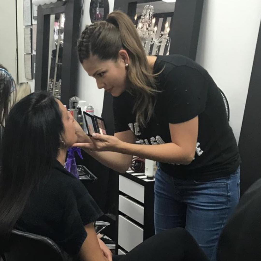 En otras ocasiones le ha tocado ayudar con las clientas que visitan Santuario D' Belleza.