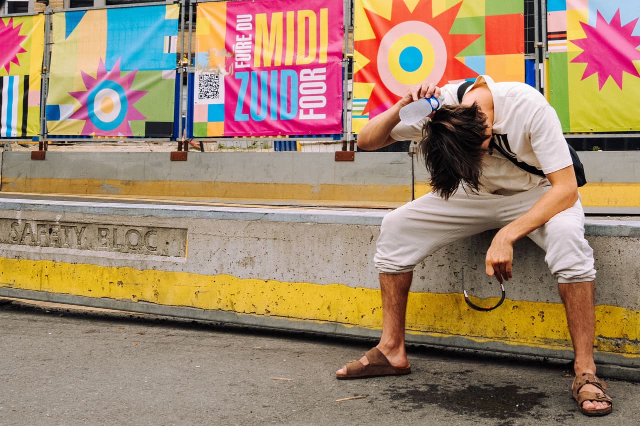 Un hombre se echa agua sobre la cabeza durante las altas temperaturas en el centro de Bruselas, el martes 4 de agosto de 2026.