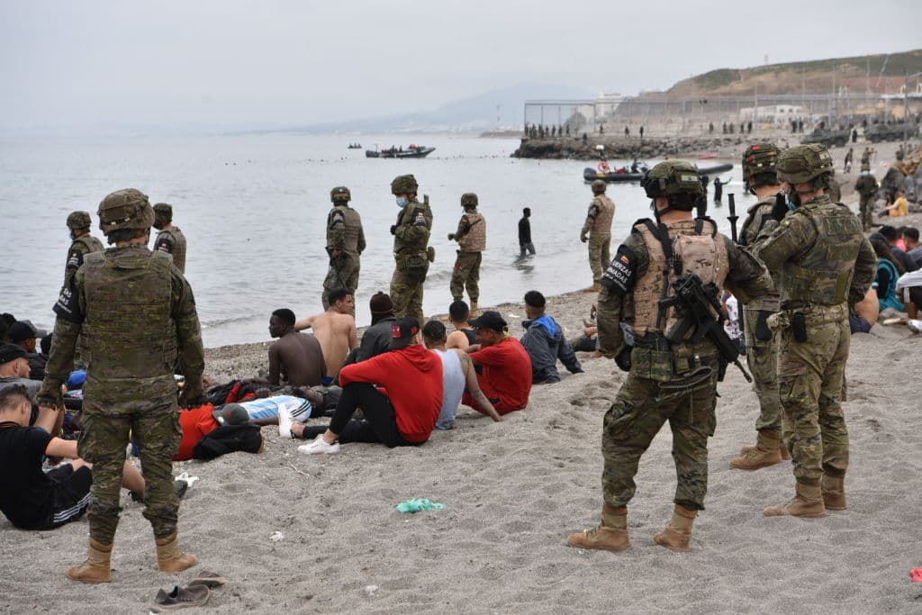 En 24 horas las autoridades 
<b>calcularon el cruce de 5,000 personas (un tercio de ellas menores) y un número menor de subsaharianos</b>. De acuerdo con la agencia EFE, todos se dirigían hacia la frontera con Ceuta con el objetivo de atravesar hacia el lado español ante la aparente indiferencia y escaso control de las fuerzas de seguridad marroquíes.