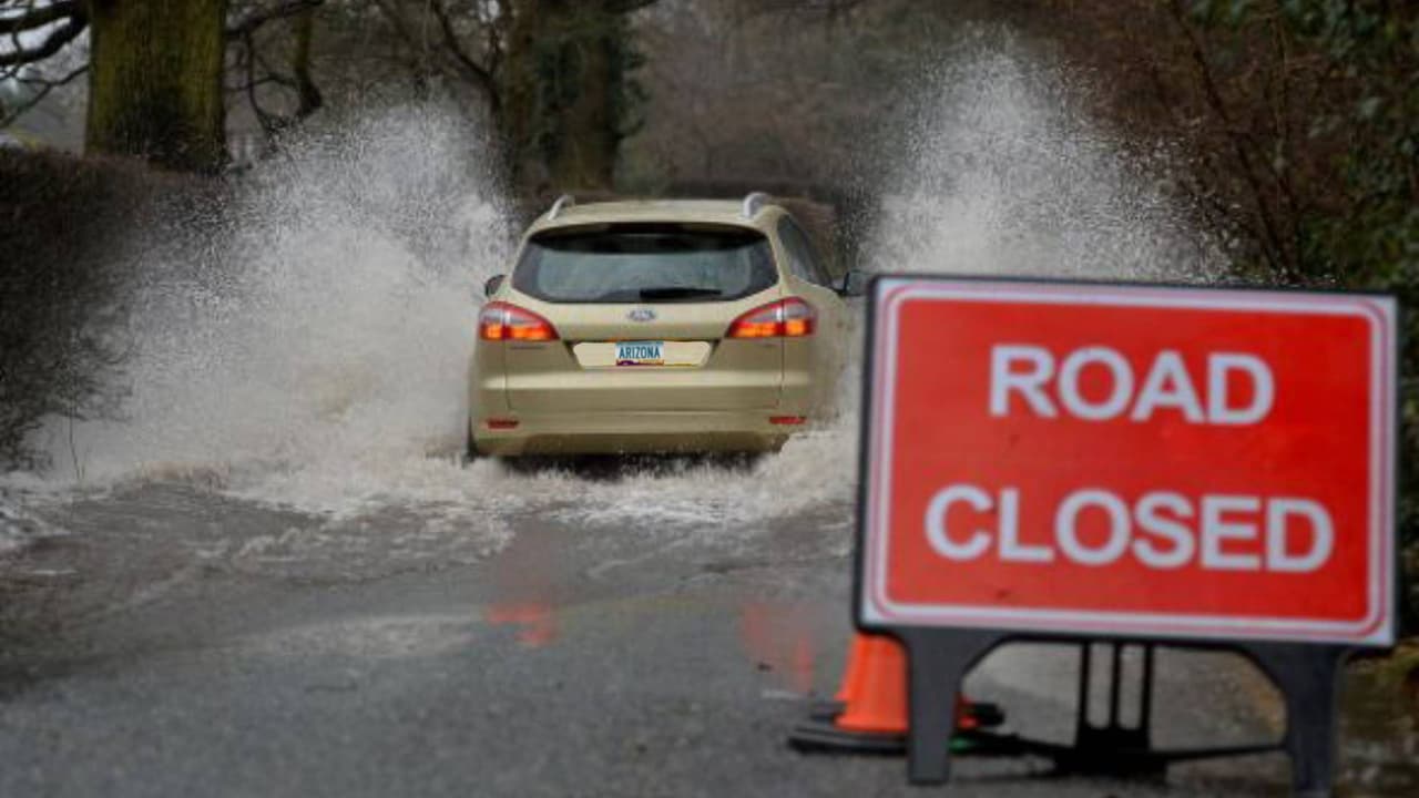 <b>No conduzca alrededor de las señales de "Carretera cerrada"</b>. Arriesgas tu vida y te enfrentas a ser citado bajo la Ley Estatal de 
<a href="https://www.univision.com/local/arizona-ktvw/que-es-la-ley-del-conductor-estupido-en-arizona">Conductores Estúpidos</a>.