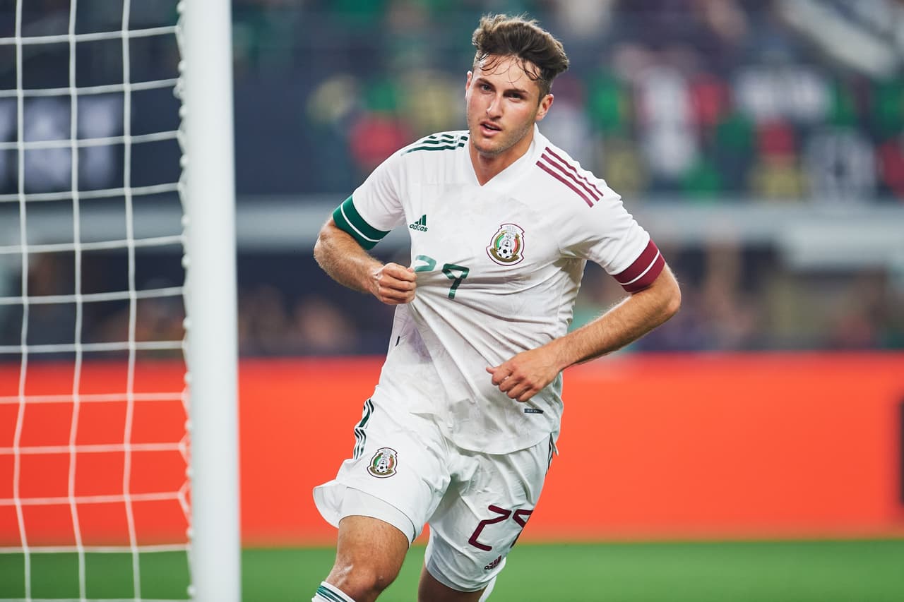 El jugador de Cruz Azul falló su primer disparo pero en el rebote la envió a la red.