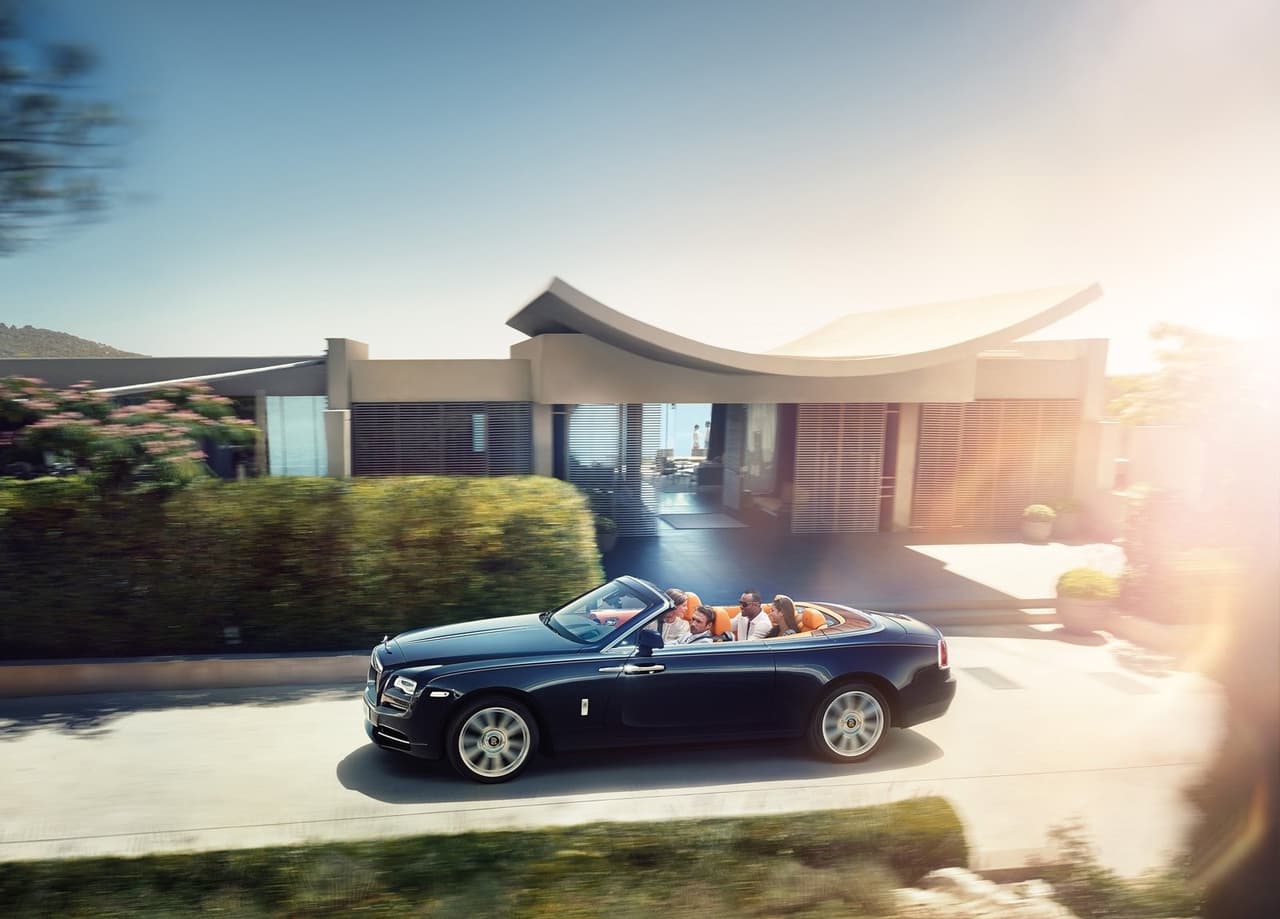 <b>Ozuna - Rolls-Royce Dawn</b>
<br>
<br>Ozuna también posee un Rolls-Royce en su colección, aunque se trata de un Dawn, lo que nos confirma su gusto por los modelos descapotables. De hecho, este modelo es la versión convertible del Wraith (como el de Karol G). Y aunque tiene un techo de lona, su cabina es sumamente silenciosa, tanto como su modelo hermano.
<br>