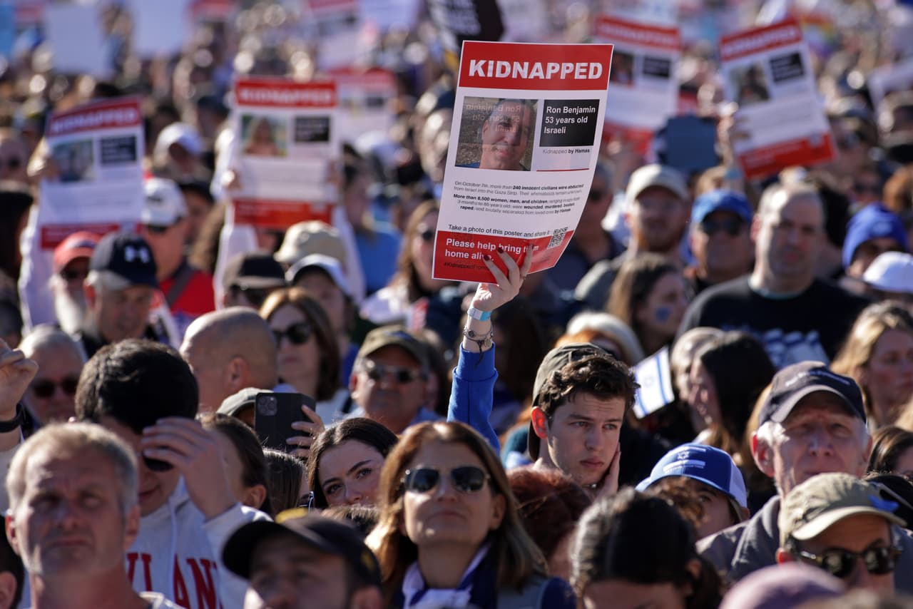 Familiares de algunos de los secuestrados por Hamas acudieron a esta manifestación multitudinaria.