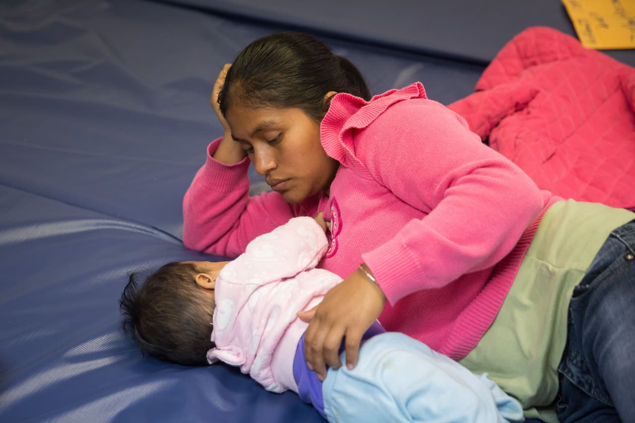 Estos inmigrantes acudieron al centro de Caridades Católicas en Texas luego de ser liberados por las autoridades de inmigración.