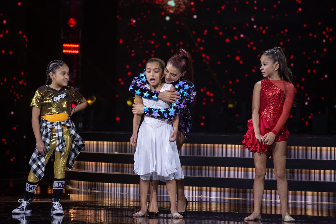 Y María León hizo lo mismo con Mariam Solís. Un momento muy conmovedor para todos los asistentes.