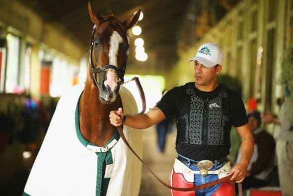 Tácticamente, puede correr en la punta o cerca de ésta, o puede hacer un movimiento para irse de líder en las últimas etapas de una carrera, como lo hizo en el Derby y en Preakness.