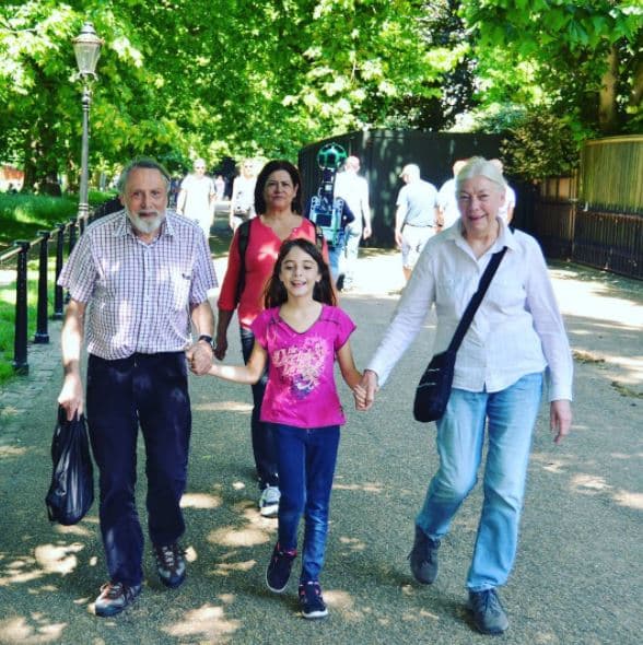 Hace pocos mese la hija de la fallecida 
<b><a href="http://www.univision.com/programas/super-momentos-de-novela/se-cumplen-tres-anos-de-la-tragica-muerte-de-monica-spear-fotos">Mónica Spear</a></b> se fue de vacaciones con sus abuelos maternos al Reino Unido, donde aprovechó para saludar a sus abuelos paternos Thomas y Carol, recordemos que el padre de la niña es originario de ese país.