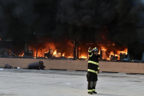 Luego de cinco horas de tener tomado el Palacio de Gobierno le prendieron fuego.