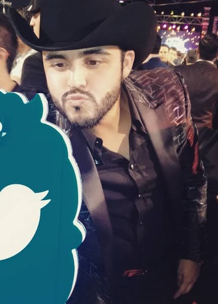 La cámarita lo cachó tomándose unas selfies mientras desfilaba por el prestigiado evento grupero.