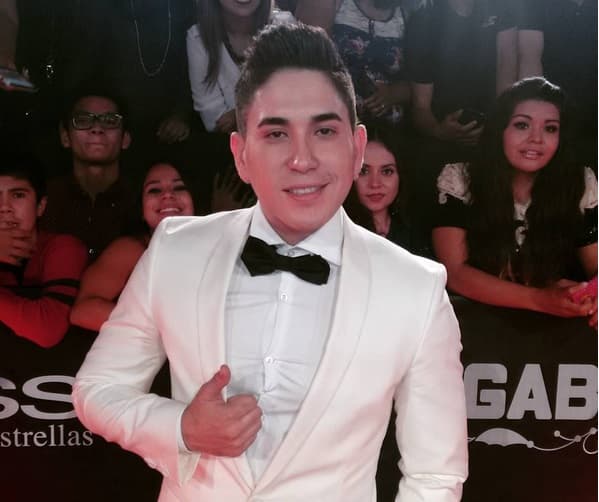 Para la noche de Bandamax, El Bebeto prefirió ir de moñito y saquito blanco.