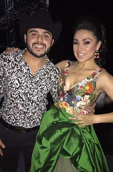 Por la alfombra también apareció Gerardo Ortiz, que no paró de sonreír y tomarse fotos con las bellezas de Premios Bandamax.