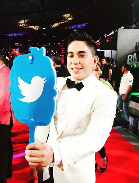 El Bebeto se volvió loco tomándose selfies, y cómo no, si lo vimos en pose de príncipe.