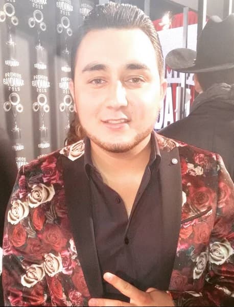 ¿Y esa miradita? Kevin Ortiz hizo una pausa para regalar a sus seguidoras una foto de su paso por Bandamax.