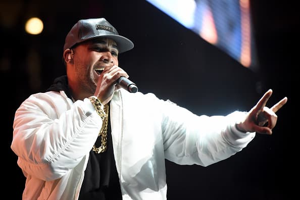 Además, Don Omar habría amenazado a su expareja con una pistola que portaba ilegalmente, esto de acuerdo con el testimonio de la víctima.