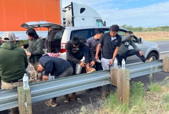 Oficiales del sheriff del condado Cochise y agentes de la Patrulla Fronteriza realizaron una parada de tráfico a una camioneta cerca de la milla 297 en la Interestatal 10 y descubrieron que la conductora, una ciudadana estadounidense de 16 años y su pasajera de la misma edad, ambas residentes de Peoria, estaban transportando a siete inmigrantes indocumentados. Todos los detenidos fueron entregados a la Patrulla Fronteriza para su procesamiento.