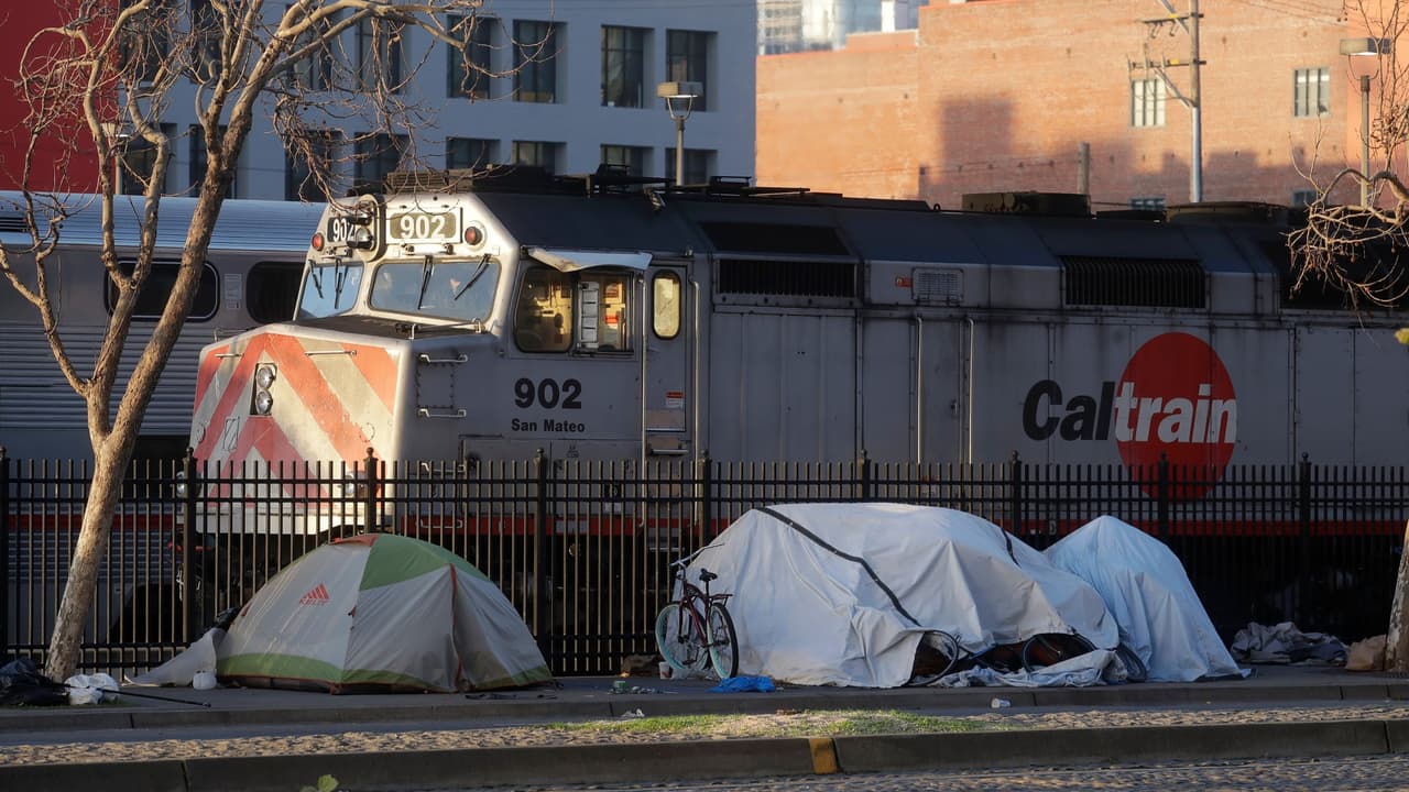 California le pide al gobierno de Trump terrenos prestados para albergar a los desamparados del estado