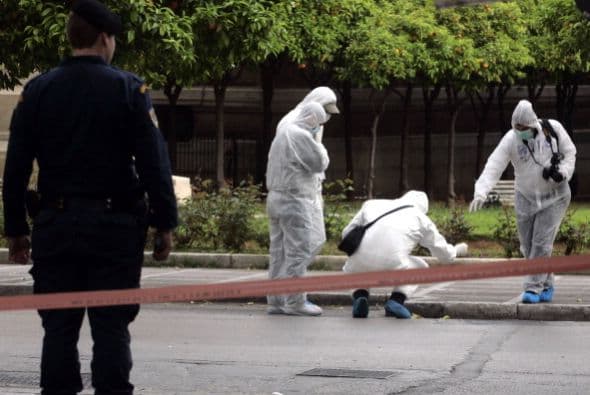 Luego de dejarlo ante el Banco de Grecia se habrían marchado en una moto.