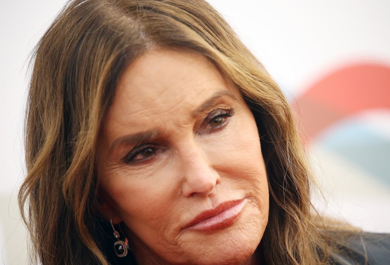 "Todas las chicas están realmente preocupadas por el estrés y las tensiones de que Caitlyn tenga un recién nacido, especialmente Kylie, quien dice que tiene dificultades (con eso) a los 21 años y que a los 70, Caitlyn debería disfrutar de tomar la vida a un ritmo más lento después de haber criado (a sus hijos)", señaló la fuente.