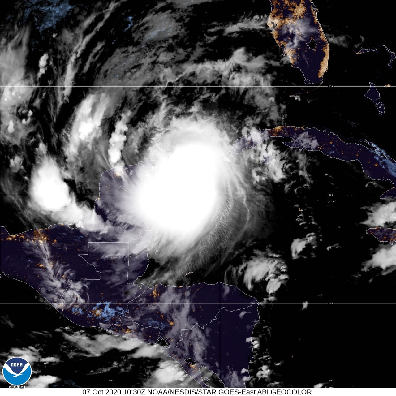 El Centro Nacional de Huracanes de Estados Unidos, con sede en Miami, dijo que el ojo del huracán Delta tocó tierra alrededor de las 5:30 am hora local, con vientos máximos sostenidos de 110 millas por hora (unos 175 kilómetros por hora).