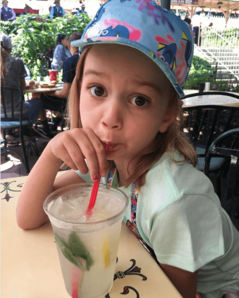 En los últimos cuatro años, la pequeña Chloe se ha convertido en un referente de los memes gracias a su desinterés por ir a Disneylandia, así como su claro disgusto ante la reacción que tuvo su hermana mayor por ir al "lugar más feliz del mundo".