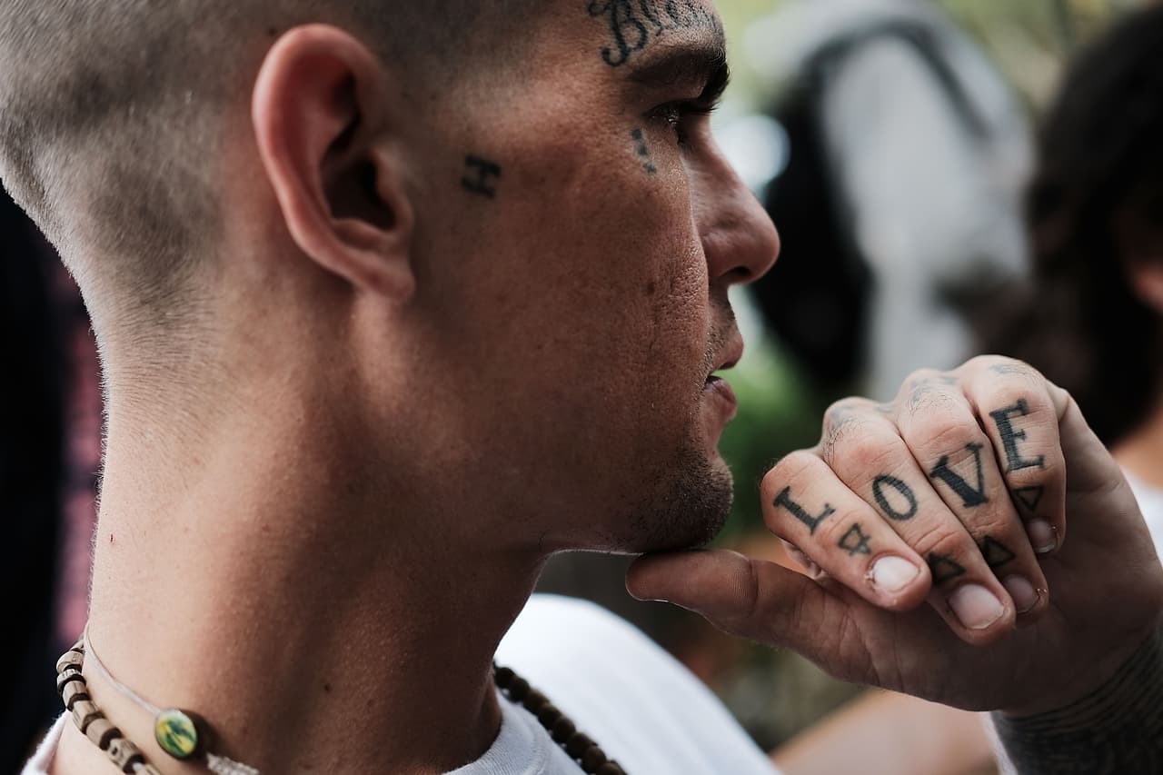 Jeff, quien consume heroína, es entrevistado por Chantal Castillo, estudiante universitaria que habla con adictos del Bronx para recopilar información, a cambio de una compensación monetaria. 308 personas fallecieron de una sobredosis en este distrito de Nueva York en 2016.
<br>