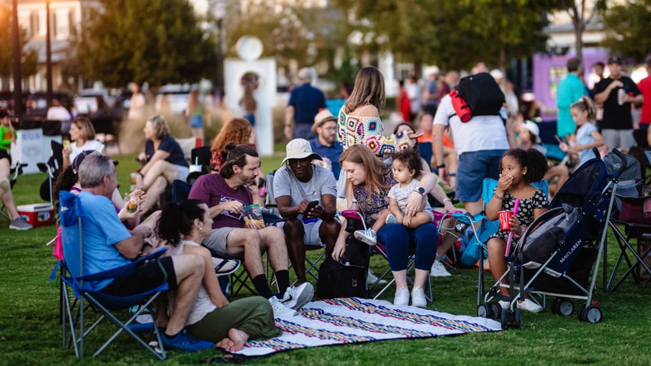 Se trata de Coppell, 
<b>ubicado a unos 20 minutos en auto del centro de Dallas y con una población de aproximadamente 42,000 habitantes,</b> se destaca por sus hermosos parques, colegios públicos de alta calidad, variada oferta de restaurantes, boutiques independientes y cafeterías, según el estudio. El “suburbio 
<b>atrae a muchas familias y a aquellos que buscan un estilo de vida tranquilo</b> y relajado cerca del área metropolitana de Dallas-Fort Worth”, indican.