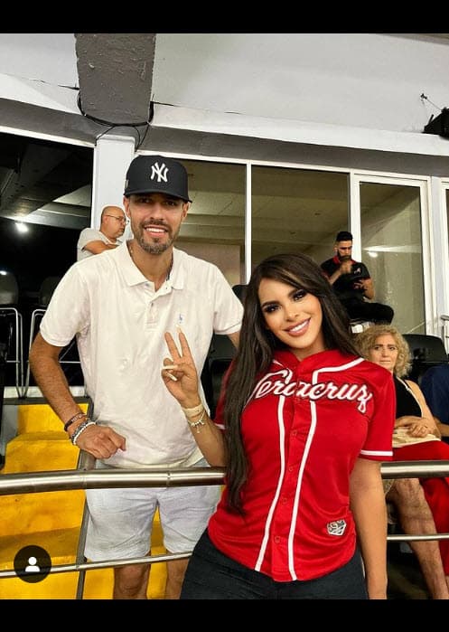 <b>"Nos queremos bien y mucho"</b>, aseguró, "lo conocí en el estadio de béisbol en Veracruz; obviamente me llamó la atención y me acerqué a pedirle una foto".
<br>