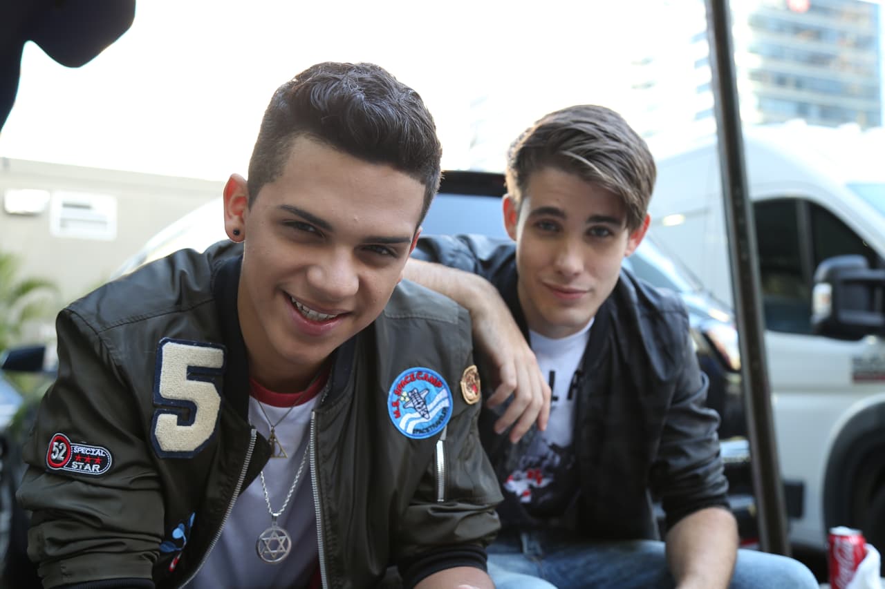 Abdiel, Fabyán, Alondra, Sofía, Verónica y Abel formaron la banda 
<b>Milenios</b>. “Cake by the ocean” fue el tema de su videoclip. Durante las grabaciones los chicos se diviertieron y hasta se sonrojaron al enterarse que había escena de beso.