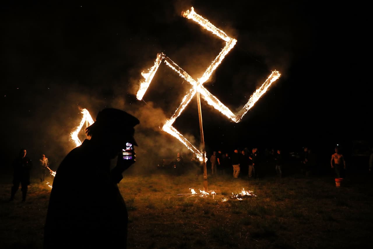 Un grupo de supremacistas blancos se reunió en Draketown, Georgia en abril de 2018. Durante el encuentro quemaron esvásticas de madera e hiceron saludos Nazis.