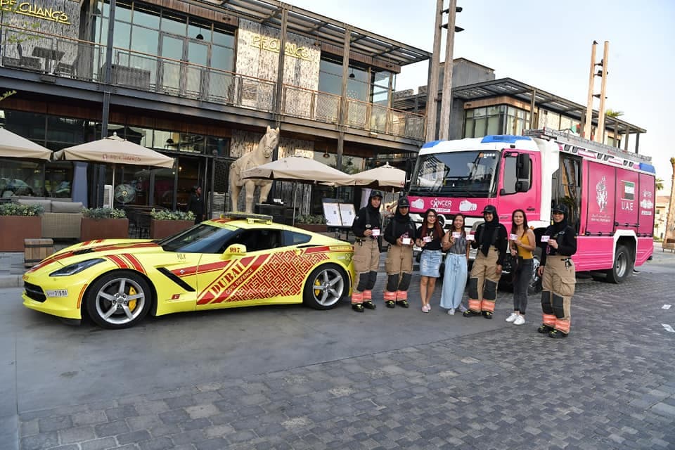 Los vehículos de emergencia de los bomberos de Dubái tampoco demeritan en gastos y estilo. Cuentan con un 
<a href="https://www.univision.com/carros/chevrolet-corvette-2020-fotos">Corvette deportivo</a> de Chevrolet que permite viajar a una velocidad mayor a 150 mph. El modelo utilizado por los bomberos tiene la capacidad de almacenar equipos de extinción de incendios. 
<br>
