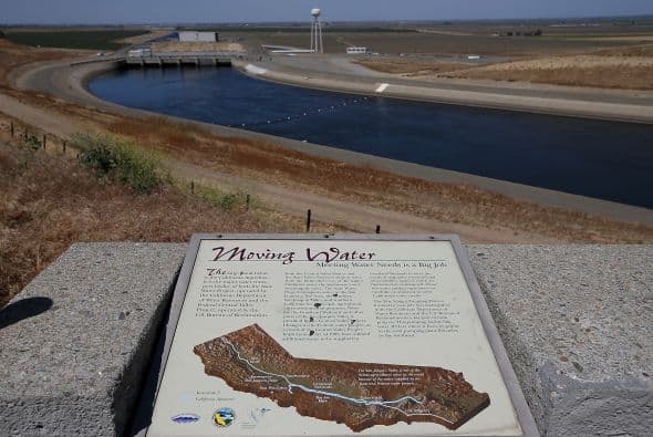 El acueducto de California, con un caudal de agua muy bajo, a su paso por Los Banos, a finales de abril de 2015. 