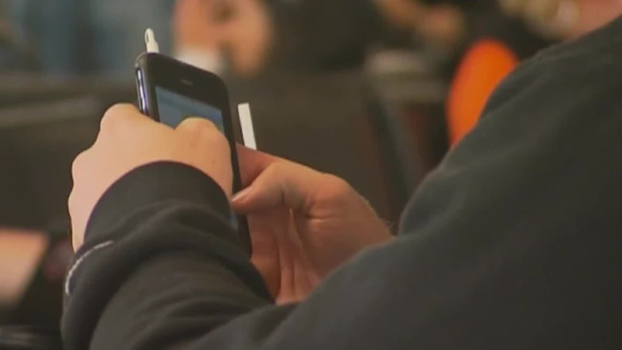 <h2 class="cms-H2-H2"><b>Estafa de las multas falsas:</b></h2> 
<br>
<br>Se hacen pasar por agentes de la ley, sembrándoles miedo a las personas a quienes hacen creer que tienen una multa o adeudo, de esa manera los estafadores logran robarles dinero, advirtió el Departamento de Policía de Irvine (IPD). “Los estafadores pueden manipular la información de identificación de las personas que llaman para que parezca que llaman desde agencias gubernamentales como IPD”.
<br>