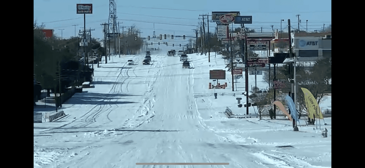 El Servicio Nacional de Meteorología informó que en algunas zonas desde el
<b>Eagle Pass </b>hasta
<b> San Antonio</b> y
<b>Austin</b> la cantidad de nieve acumulada sobrepasó las siete pulgadas.