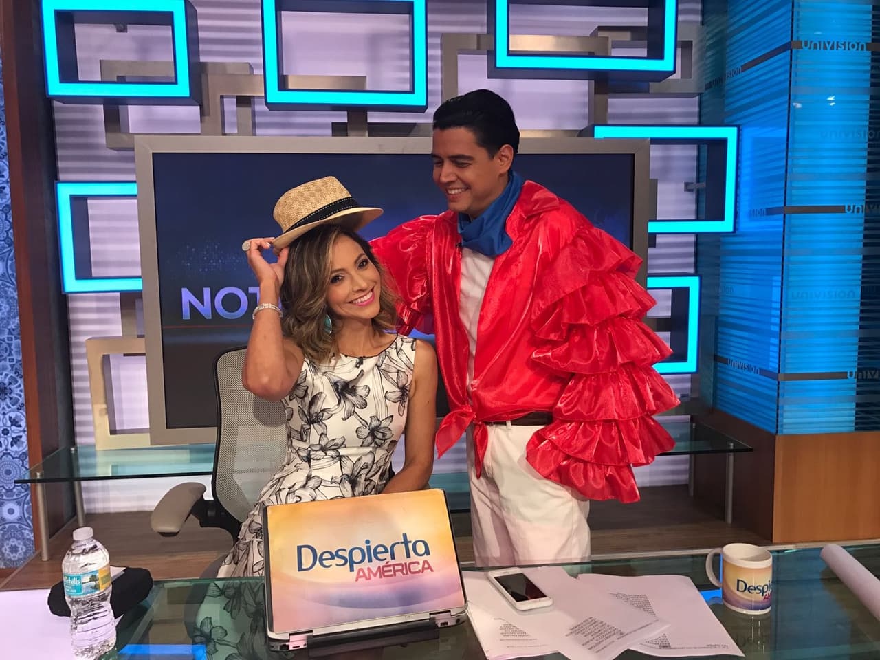 A Satcha Pretto le hacía falta un sombrero para sumarse a la diversión y Orlando Segura le prestó el suyo.