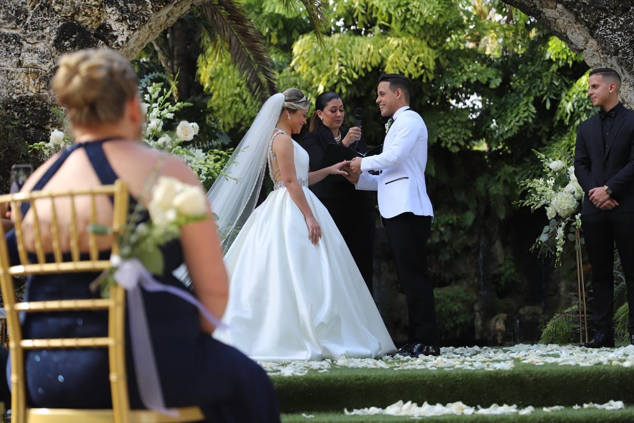 Para después pasar a la colocación de los anillos que los convertiría en marido y mujer.
