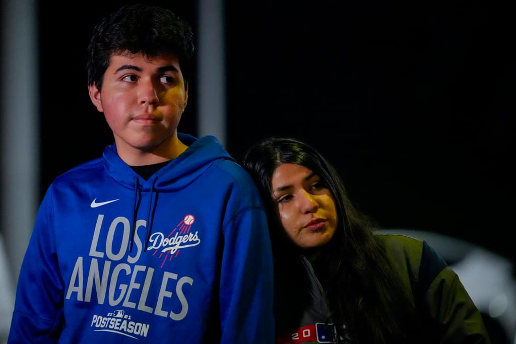 El legado de Fernando Valenzuela trasciende generaciones. Este martes, al Dodgers Stadium llegaron los hermanos Sergio y Bianca Juárez, de 16 y 23 años, respectivamente. Ambos sintieron el fallecimiento de 'El Toro', a quien describieron como 
<b>un orgullo de la comunidad hispana</b>.